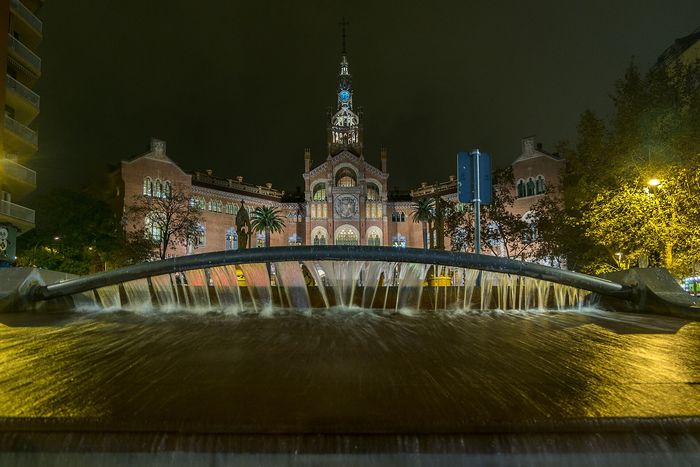 Sant Pau uveče. Do 2009. je ovo bila radna bolnica; danas je najveći secesijski kompleks na svetu i vidi se za otprilike pola cene Kase Batljo.