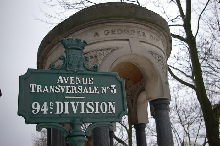An avenue in Père-Lachaise. Seventy hectares, free entry, and a map you pick up at the gate — without it, finding Chopin takes half an hour.