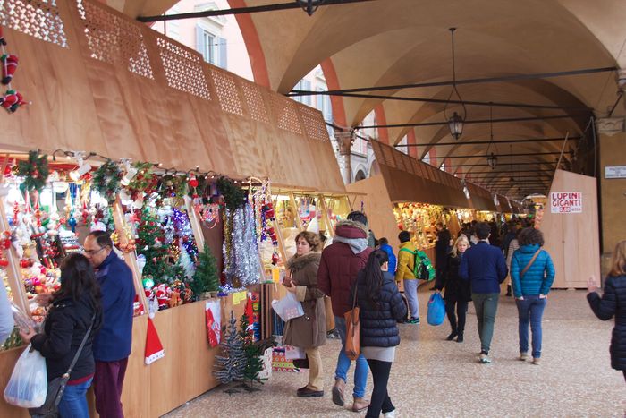 Bologna Christmas markets: five small fairs, the oldest under a portico