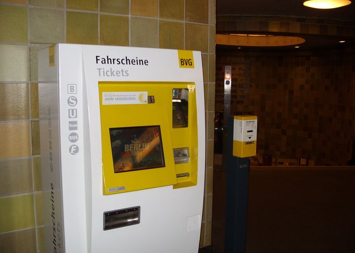 No barriers: you validate the ticket in the machine on the platform before you board. A free day isn't a free ride — inspectors are in plain clothes and the fine is €60.