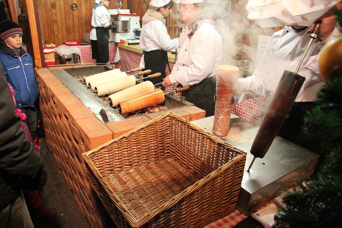 Kürtőskalács se peče na ražnju nad žarom.