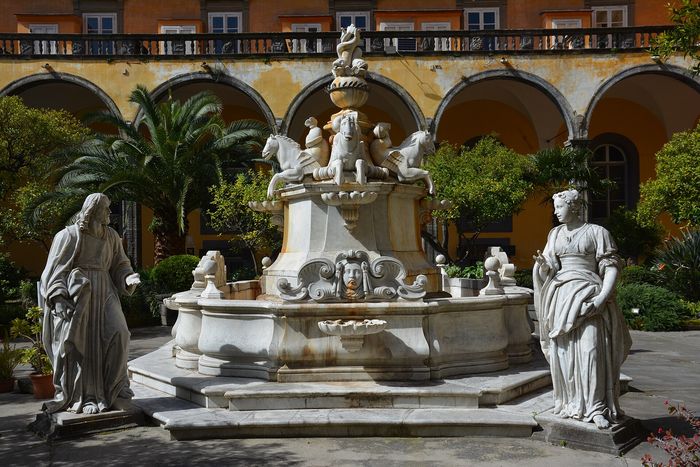 Naples off the main route: a chapel, a cloister, an arcade and a cemetery