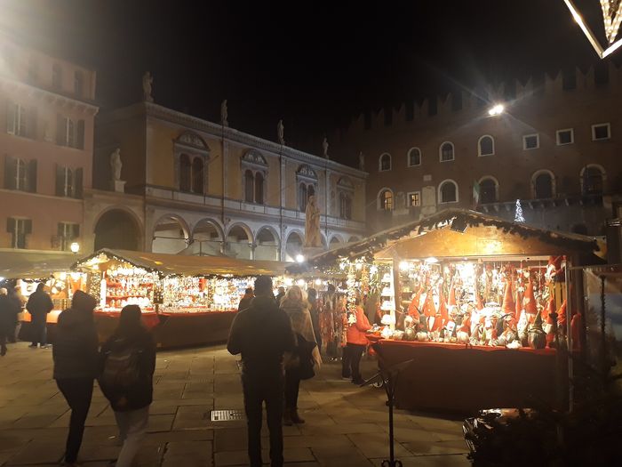 Verona Christmas markets: from Piazza dei Signori to the Arena