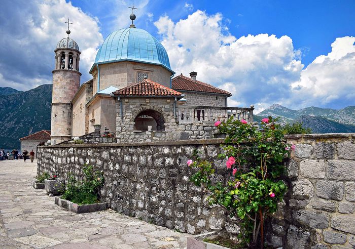 Gospa od Škrpjela je nasuta kamenom, brod po brod, od 1452. Ostrvo pored nje, Sveti Đorđe, prirodno je i ne prima posetioce.