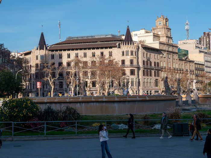 Dreta de l'Eixample: blokovi sa unutrašnjim dvorištima i modernističkim fasadama — kvart u kom većina prvi put odsedne.
