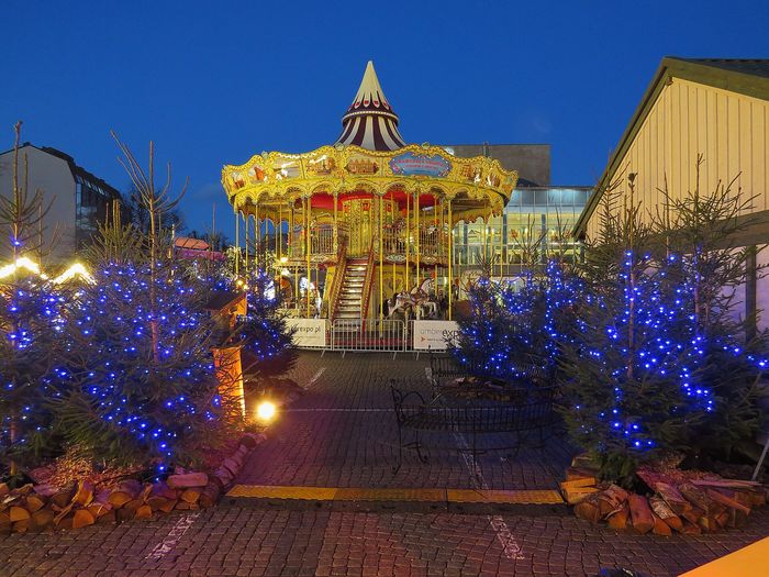 The carousel at the Gdańsk market at dusk (photographed in 2018).