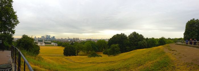 The view from the hill in Greenwich over Canary Wharf and the bend of the Thames. Standing above the observatory is free; the ticket is for the meridian courtyard.