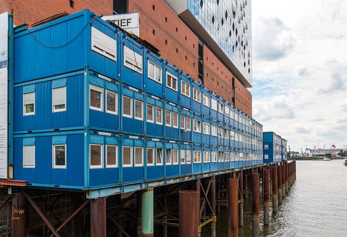 A barkasse under the Speicherstadt bridges: it is built low precisely for them.