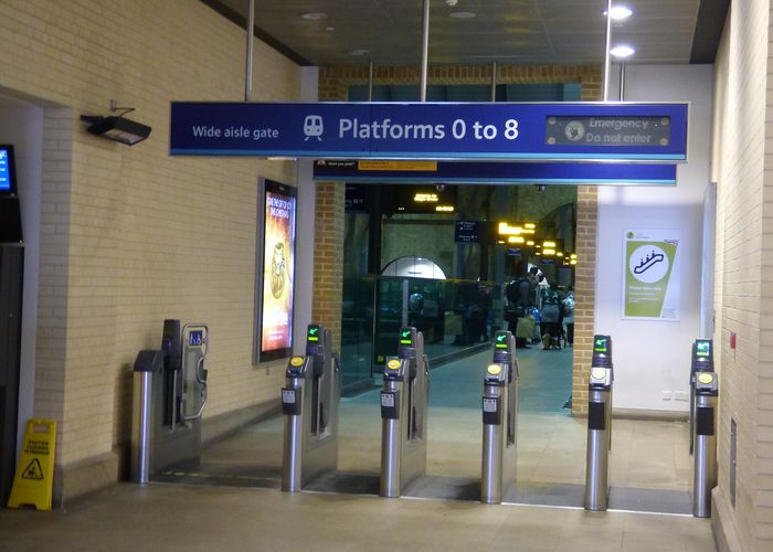 A contactless card works on the Tube and the bus alike: once the daily zone 1–2 cap is reached, the rest of the day is free.