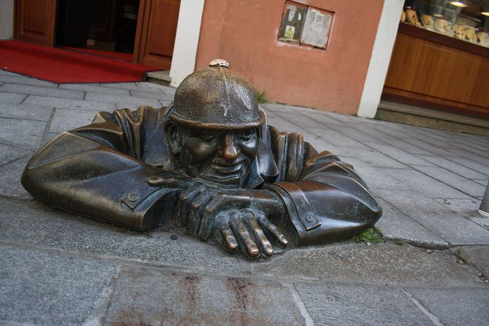 Bratislava iza razglednice: radnik iz šahta, brdo iznad grada i kej pored kog šetnja prolazi
