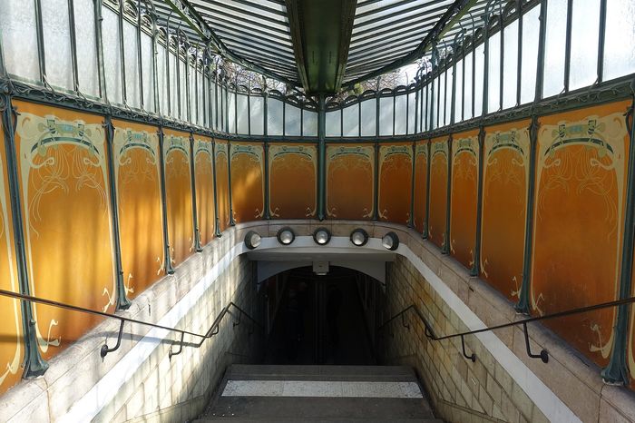 Ulaz u metro u secesijskom stilu Ektora Gimara. Pojedinačna karta je 2,55€ i od 2025. važi za celu regiju — istom kartom se stiže do Versaja.