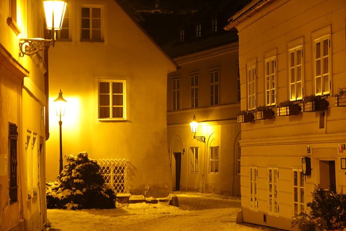 Prag iza Hrada: vrt, biblioteka, uličica i ostrvo koje šetnja preskače