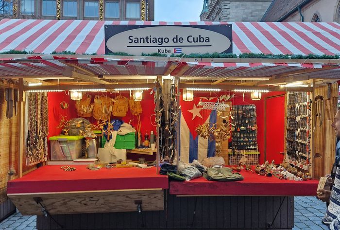 A stall from Santiago de Cuba at the Markt der Partnerstädte, with the same red and white roof as on the main market.