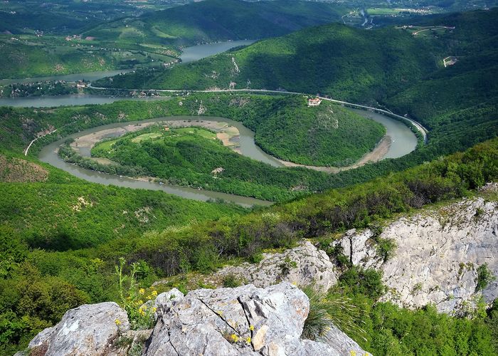 The meanders of the Zapadna Morava, which drew people up Kablar long before the glass floor.