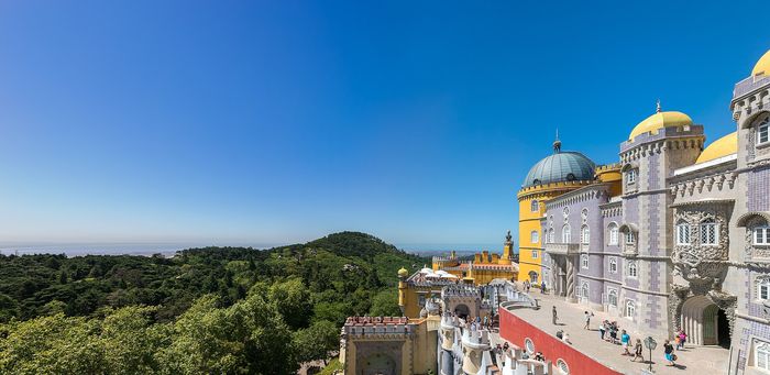 Pena u Sintri: žuta i crvena palata na vrhu brda, često iznad oblaka i u magli koja zna da sakrije pogled.