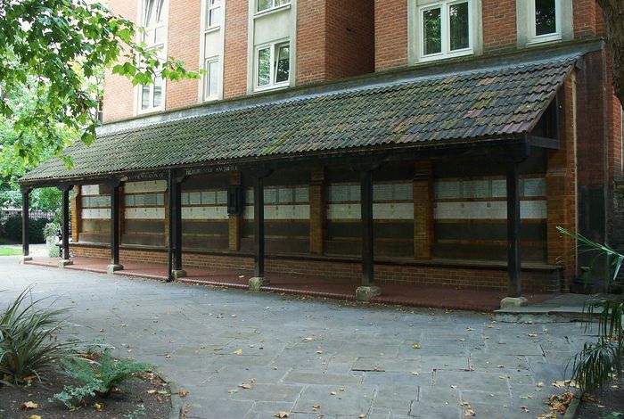 London free and empty: a 35th-floor glasshouse and a sarcophagus