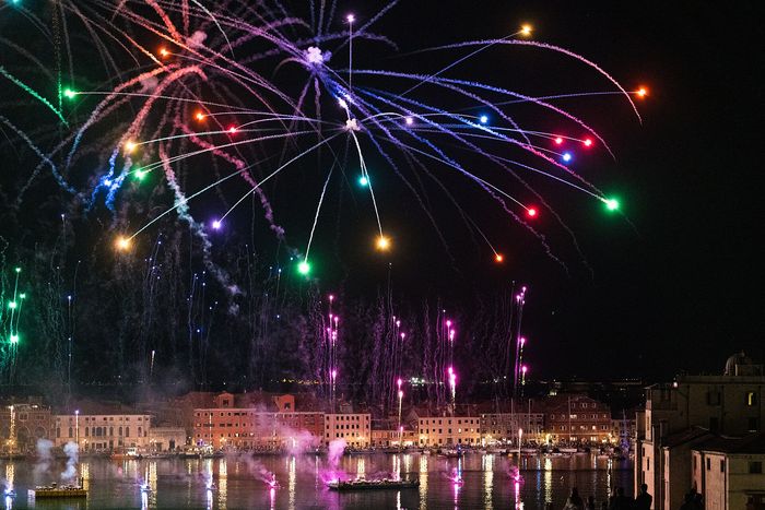 Vatromet na festivalu Redentore u julu nad lagunom, druga noć u godini nego doček.