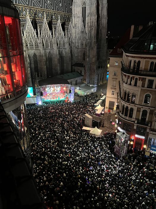 The Silvesterpfad around Stephansplatz after dark, in the 2025/26 edition.