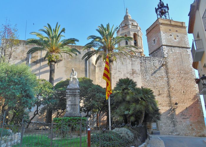 Crkva Sant Bartomeu i Santa Tecla iznad mora u Sitgesu — orijentir koji se vidi čim izađeš sa stanice.
