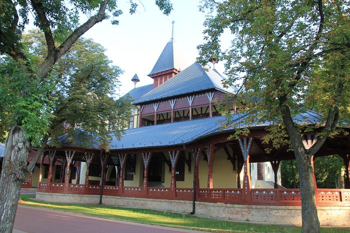 The Water Tower and gateway, finished between 1909 and 1912: the entrance to a spa that exists because of the lake water.