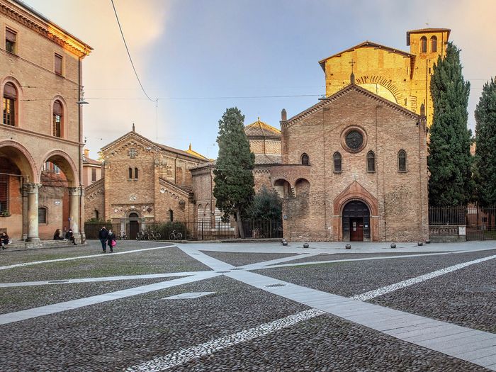 The Bologna you miss: a canal window and seven churches in one